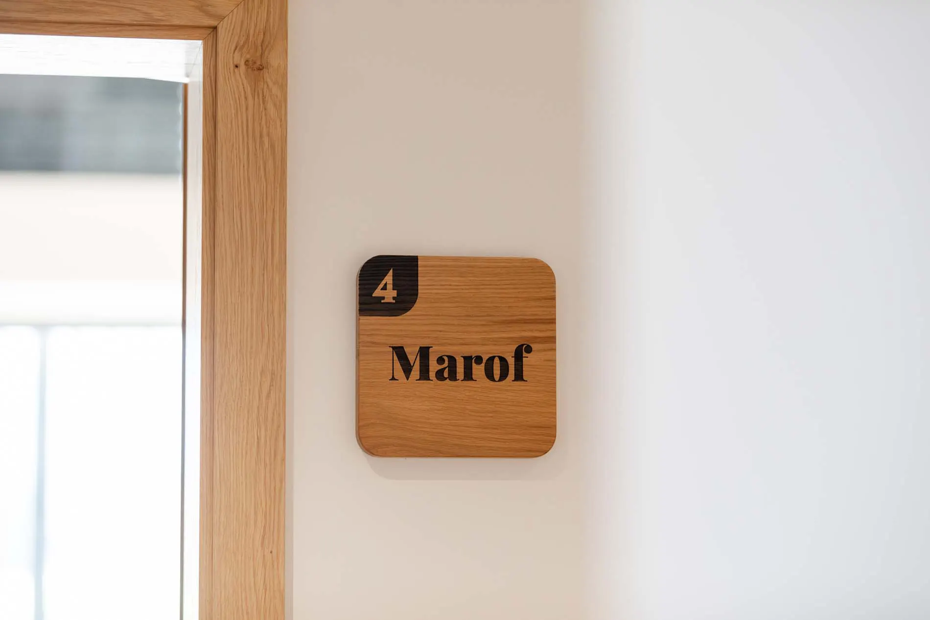 Apartmaji Marof - tablica z napisom našega največjega apartmaja Marof.